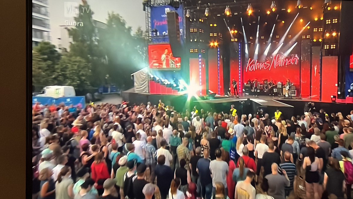 On se #KolmasNainen ja Pauli Hanhiniemi kova yhä. Olisi kyllä pitänyt mennä paikan päälle, vaikka näin tv:stäkin suorana hyvää. Valehtelisin jos väittäisin muuta
#Seinäjoki #tapahtumakesä