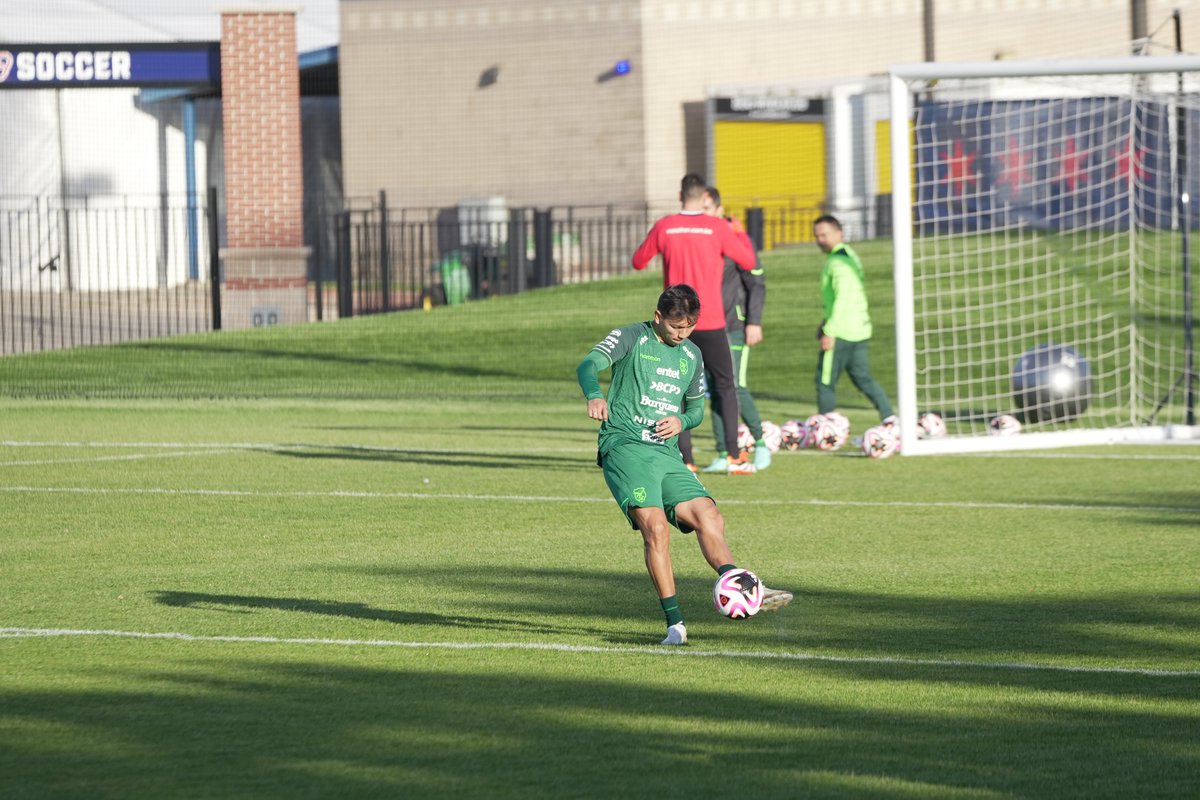 UICFlames's tweet photo. It was a privilege hosting the Bolivia national football team (@laverde_fbf) at Flames Field for a practice prior to its match in the Windy City against Mexico ⚽️

#ChicagosCollegeTeam https://t.co/xn6A0zUJph