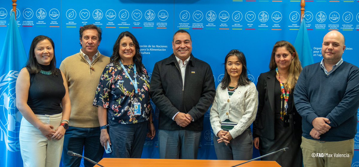 Productiva reunión entre @CCADSICA y equipo de @FAO de América Latina y el Caribe en la sede Regional en Chile. @UrriolaJair

#CCAD #SICA #FAO 
#somoscentroamérica
#regióndeoportunidades
#JUQ
🇧🇿🇨🇷🇸🇻🇬🇹🇭🇳🇳🇮🇵🇦🇩🇴

¡2024, Celebramos los 35 años de la CCAD!