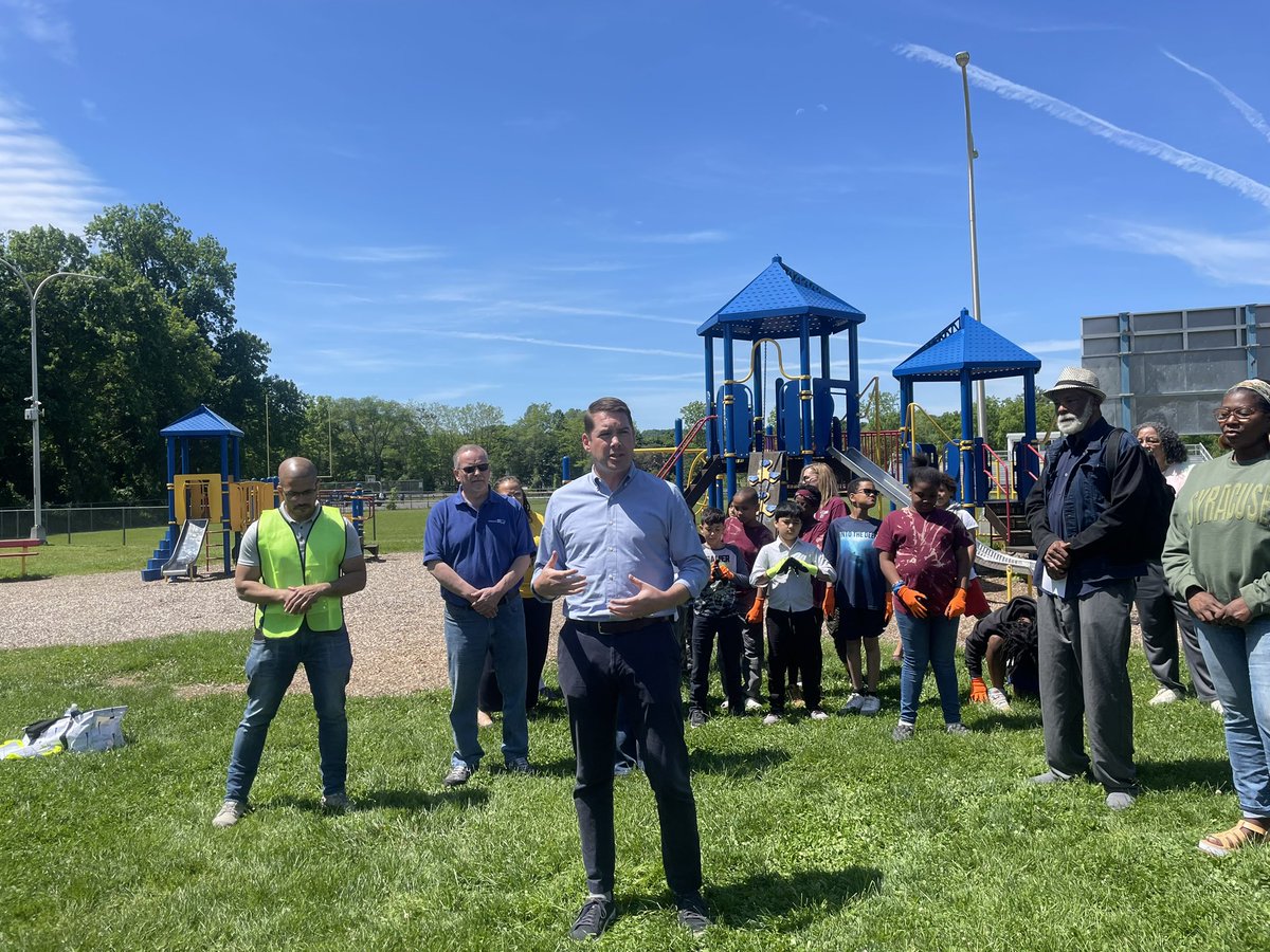 DeepanjaliTV's tweet photo. Mayor Ben Walsh kicked off the seventh annual clean-up ‘Cuse Adopt-a-block program today. Check out the full story later today  @NCCNewsOnline to how the Mayor and community members are working hard to beautify Syracuse! #NCCNEWS https://t.co/jijYZPoHpz