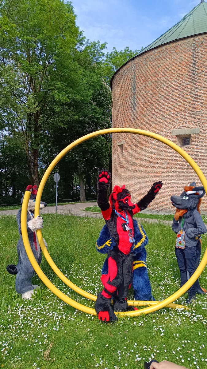 - Hey <a href="/FugriDE/">Fugri</a>, do you think i can climb on this? 🙄
- <a href="/StejfS/">Štejf</a>: "say no more" 👹
- <a href="/Azurfen/">Eichi</a>: 😶‍🌫️👀

🧵 <a href="/SilvenaHandmade/">Silvena Handmade</a>
📷 @Spiritwolf_91

#Fursuit #furry #furryfandom #fox #FursuitFriday