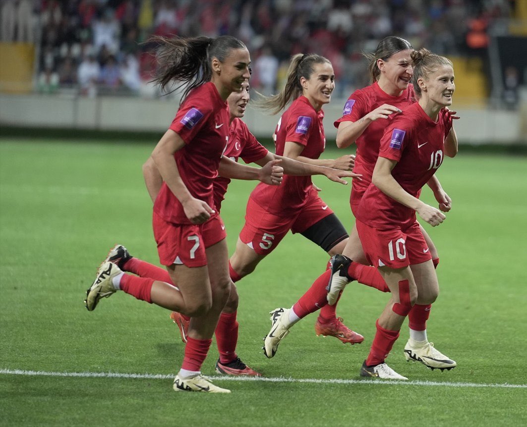 🇹🇷 2025 Avrupa Şampiyonası Elemeleri B Ligi 1. Grup üçüncü maçında Azerbaycan'ı mağlup eden Kadın A Millî Takımımızı tebrik ederiz! 👏