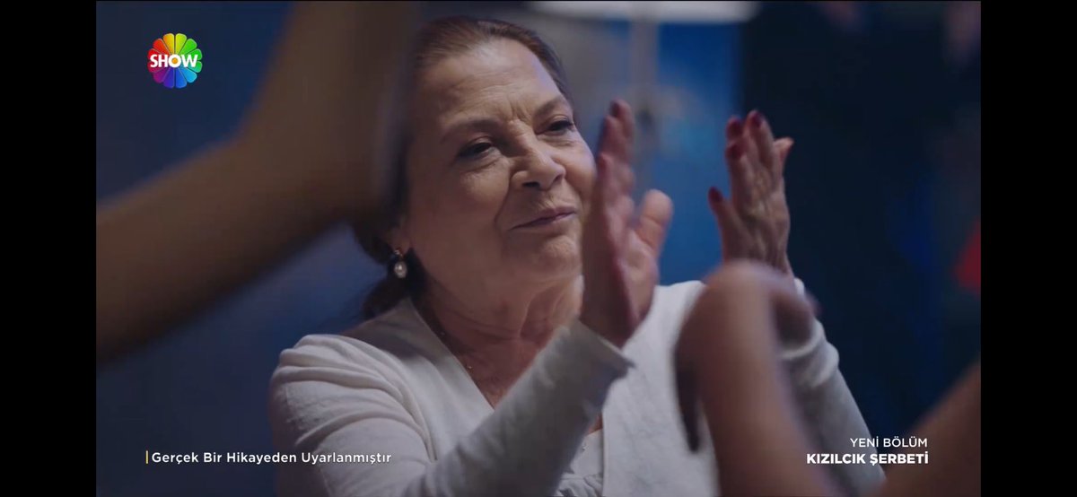 tv_sever's tweet photo. Pişmiş tavuğun bile başına gelmeyen şeyler kendi başlarına geldiği halde eğlenmekten geri kalmayan arslan kadınları idolümsünüz 😂 
#KızılcıkŞerbeti https://t.co/NHlHnCr6rA