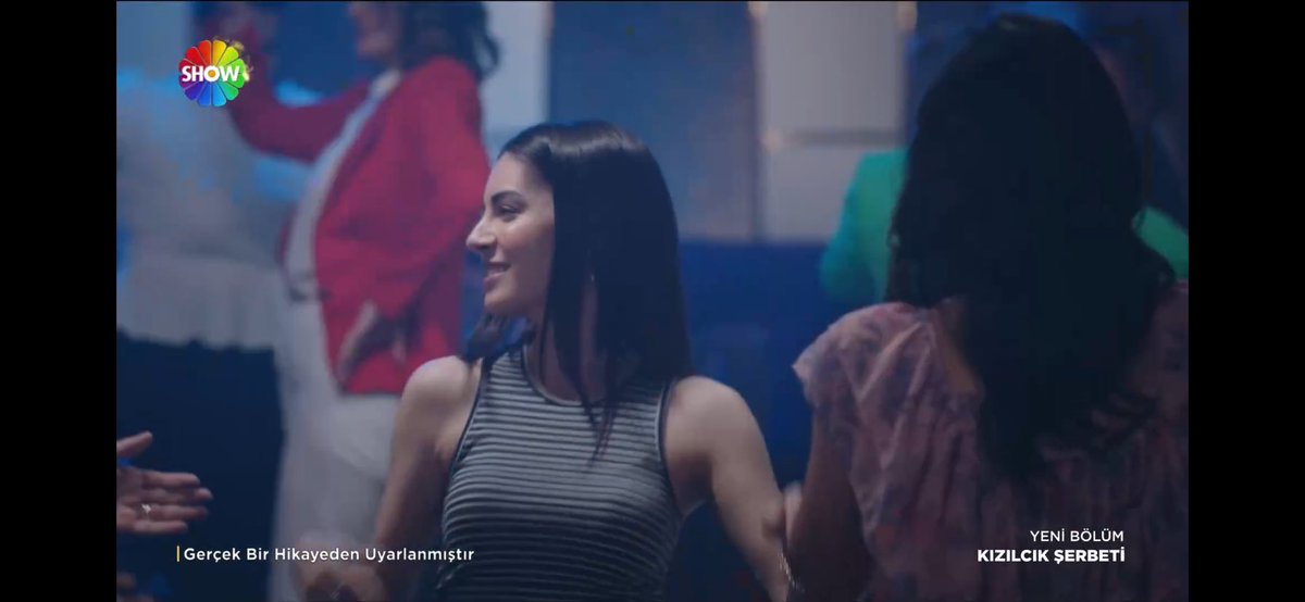 tv_sever's tweet photo. Pişmiş tavuğun bile başına gelmeyen şeyler kendi başlarına geldiği halde eğlenmekten geri kalmayan arslan kadınları idolümsünüz 😂 
#KızılcıkŞerbeti https://t.co/NHlHnCr6rA