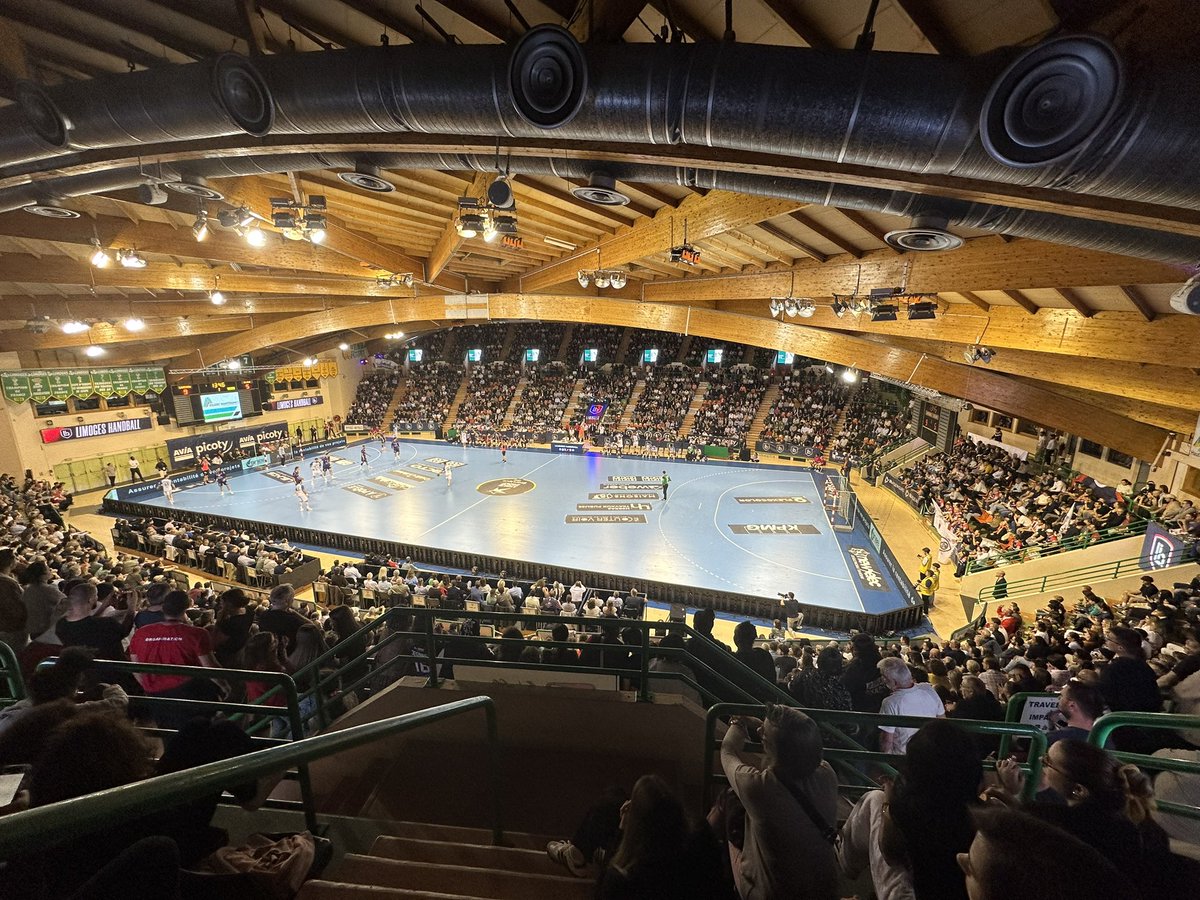 LebloisJC's tweet photo. 🔵🔴 En direct de #beaublanc pour supporter  notre @limogeshandball ! 

👏 L’occasion de félciter le club pour leur performance historique cette saison qui les qualifie en coupe d’Europe l’année prochaine ! https://t.co/drXeSCnxUn