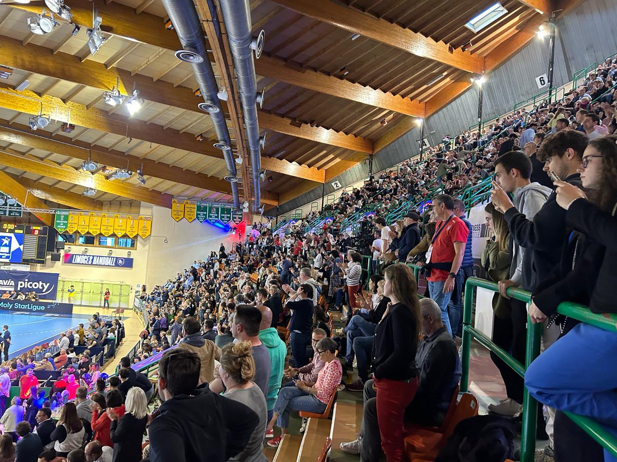 LebloisJC's tweet photo. 🔵🔴 En direct de #beaublanc pour supporter  notre @limogeshandball ! 

👏 L’occasion de félciter le club pour leur performance historique cette saison qui les qualifie en coupe d’Europe l’année prochaine ! https://t.co/drXeSCnxUn