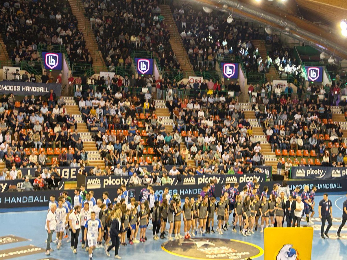 LebloisJC's tweet photo. 🔵🔴 En direct de #beaublanc pour supporter  notre @limogeshandball ! 

👏 L’occasion de félciter le club pour leur performance historique cette saison qui les qualifie en coupe d’Europe l’année prochaine ! https://t.co/drXeSCnxUn