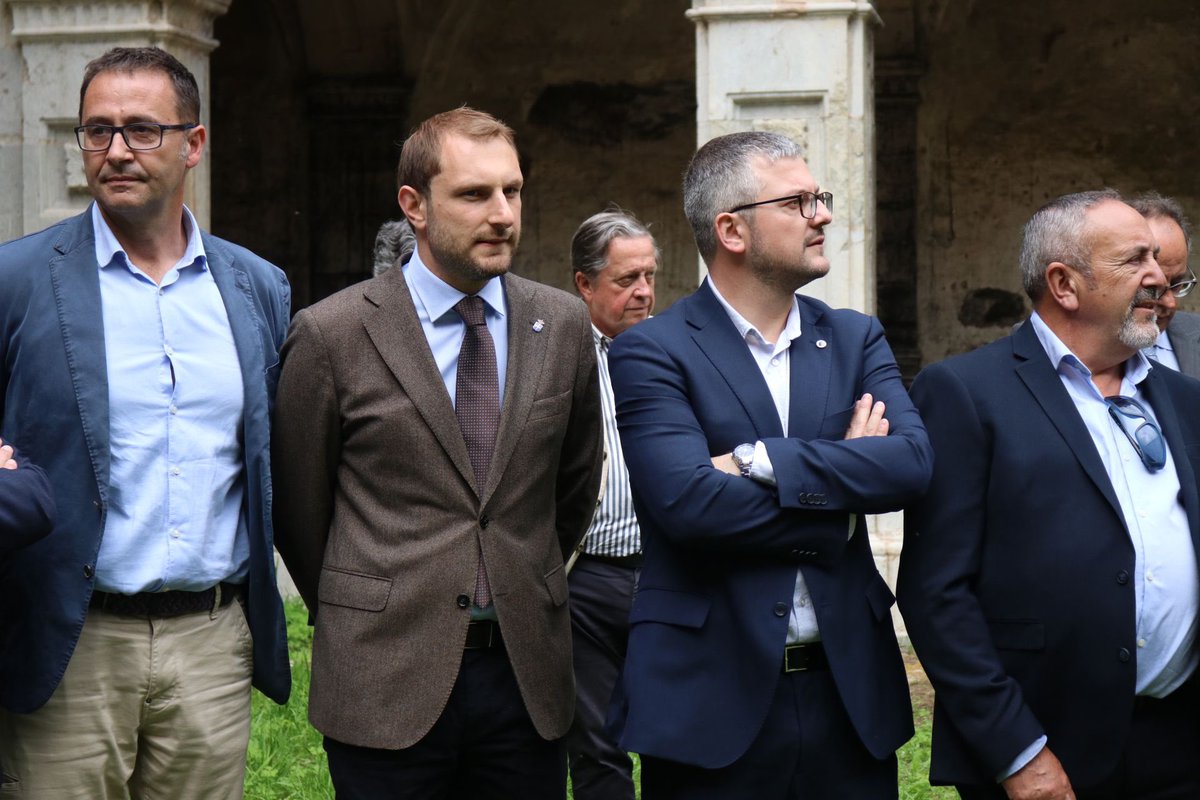 FOROAsturias's tweet photo. ⛪️@AdrianPumares ha acompañado hoy al equipo de gobierno de @FOROAsturias en @AytoSalas durante el acto de conmemoración del #Milenario del Monasterio de San Salvador de #Cornellana.
📸Hubo visita guiada al #Monasterio, el descubrimiento de Medalla de Bronce Conmemorativa del Milenario y una misa en la iglesia del Monasterio, presidida por el Sr. Arzobispo de Oviedo con el acompañamiento del coro parroquial. 
#MonasterioSanSalvadorCornellana #Salas
#Milenario #MonumentoNacional #PatrimonioDeLaHumanidad
@sergiohidalgo @SergioHidalgoA_ @AlexBeGar