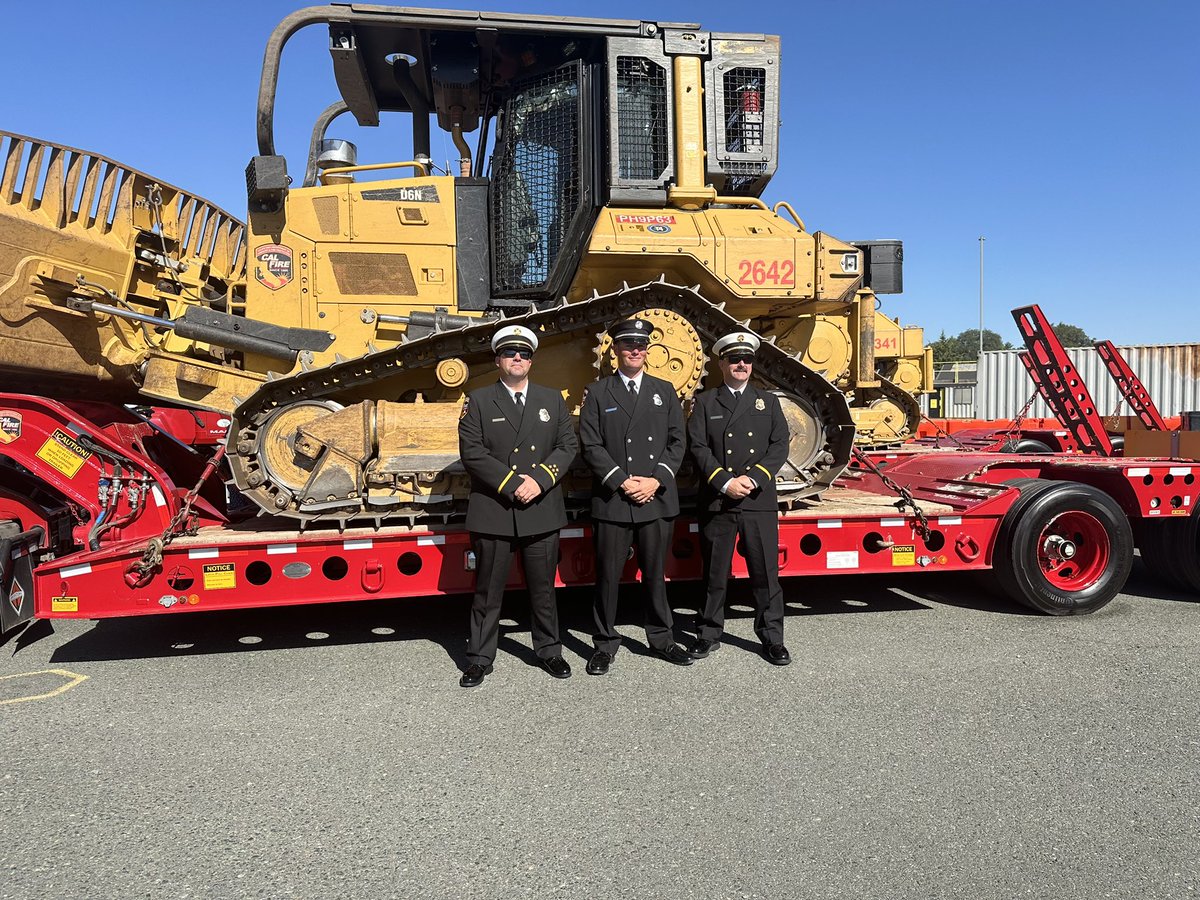 Congrats to Heavy Fire Equipment Operator(HFEO) Shawn Streeter on graduating from academy 24-1! HFEO Streeter graduated at the top of his class & is one of few HFEOs ever who began his career as a FFI & progressed through #CALFIRE’s HFEO Swamper program.
#CALFIRESCU #HFEO #24-1