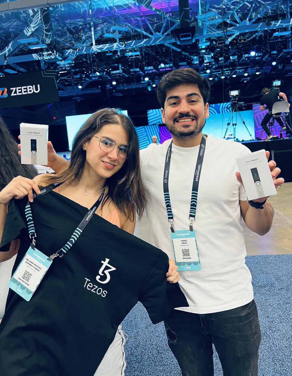 Thanks a lot @tezos and @Ledger for the hardware wallets😍 Rockeando con @MelanieKrystell en Austin, síganla porque trae alfa🦙🔥 Vamos a regalar un Ledger (miren mis manos) en el live semanal para que le caigan!!🩵