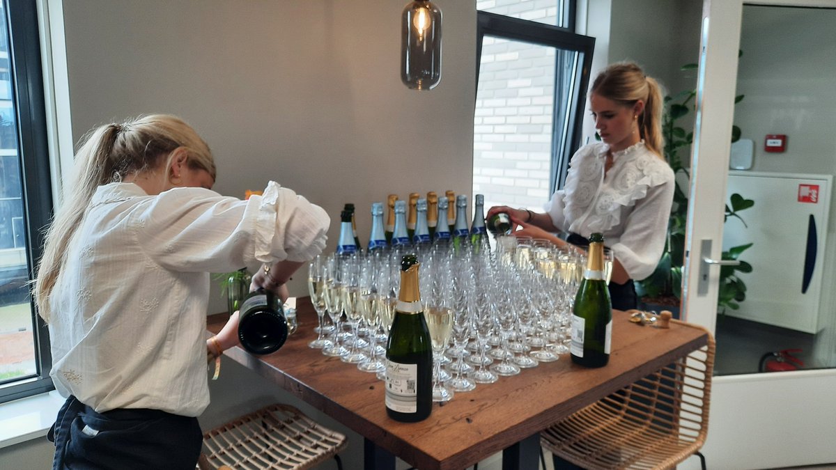 Sliedrecht24's tweet photo. Feestelijk was de opening vrijdagmiddag van AddVision. Het internetbureau was al enige tijd geleden verhuisd. Nu was er het officiële moment. (Foto's Peter Donk / Sliedrecht24) #Xberichtbijartikel #onlinekrantSliedrecht24 https://t.co/GCa0fCpLYo