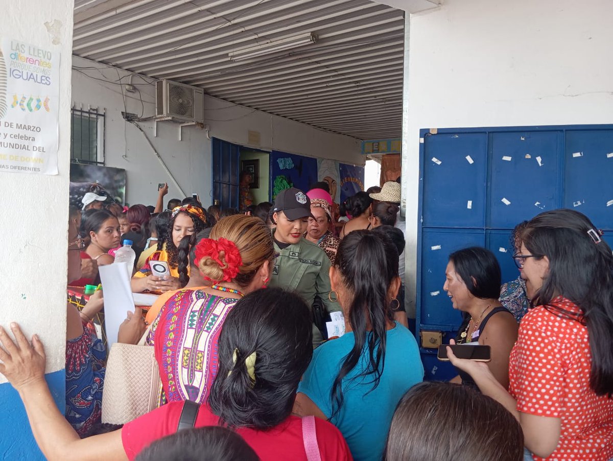 Durante la Feria conmemorativa al Mes de la Etnia Negra, dictamos docencia sobre el reciclaje, a estudiantes de la Escuela Bilingüe de Veracruz. #TrabajoDeTodos