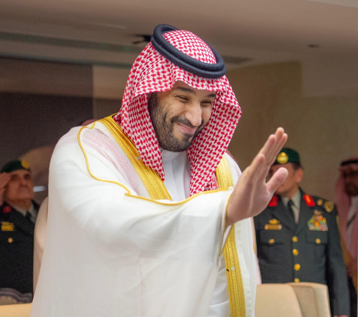 صورة..

ولي العهد الأمير محمد بن سلمان يُحيي الجماهير الرياضية في ملعب الجوهرة المشعة.

#ولي_العهد_يشرف_نهائي_كأس_الملك 

-