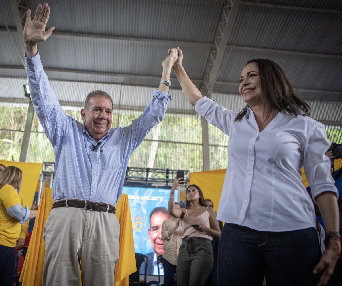 EdmundoGU's tweet photo. Agradecido con todos los miembros de @Pr1meroJusticia y su presidente @MBMartinezR por su respaldo a nuestra candidatura. 

Me emociona ver a tantas personas comprometidas con el país y los justicieros han superado muchos obstáculos: el robo de sus símbolos, persecución, cárcel, exilio e incluso la muerte de Fernando Albán, ese país de persecución es el que debemos dejar atrás y para eso debemos ganar el #28Jul.

Justicieros, ustedes serán fundamentales en la construcción de la victoria en todo el país, con organización y movilización en toda Venezuela. 

¡VAMOS A GANAR! 🇻🇪
