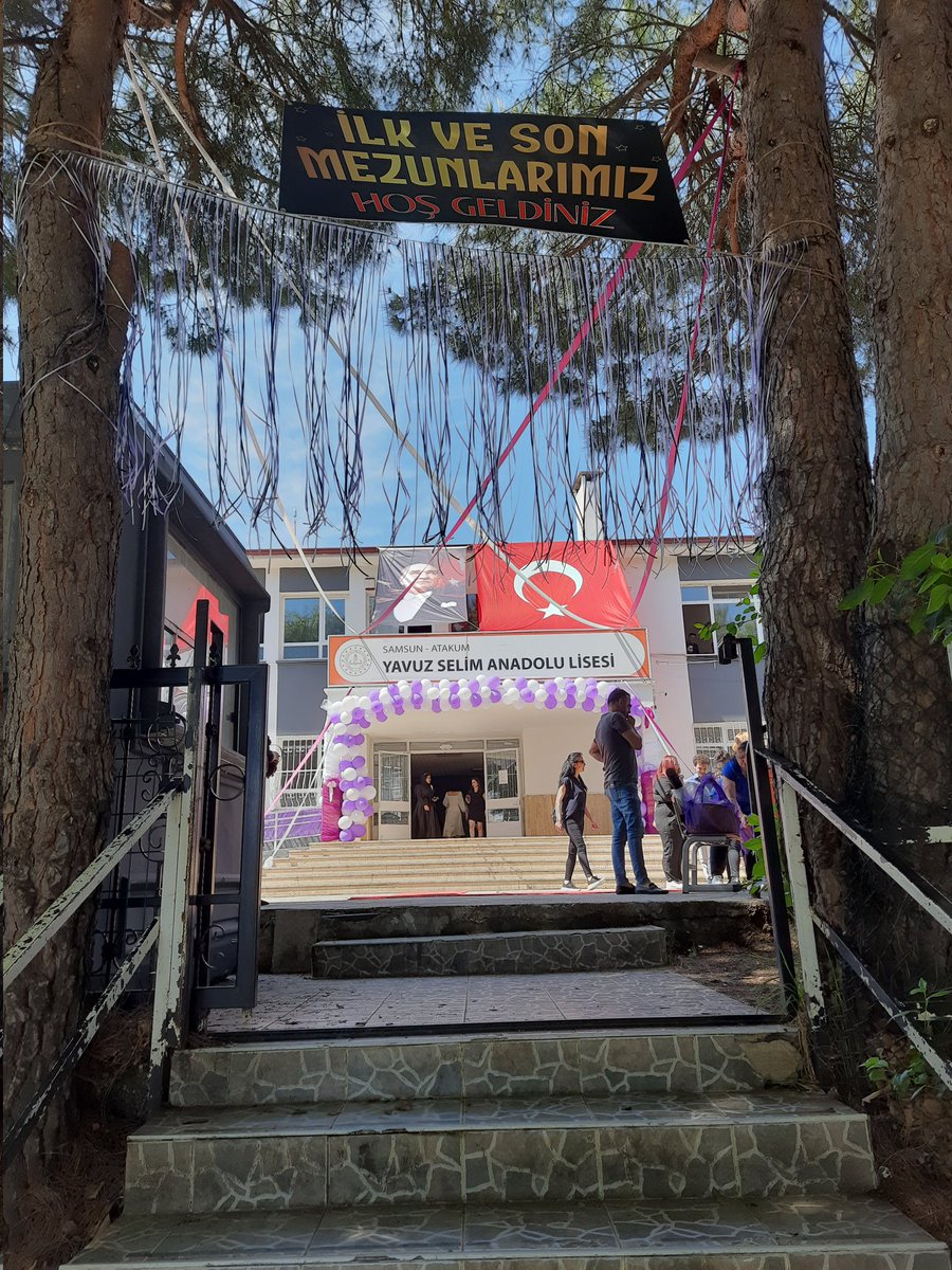 Okulumuzun Mezuniyet programını gerçekleştirdik.