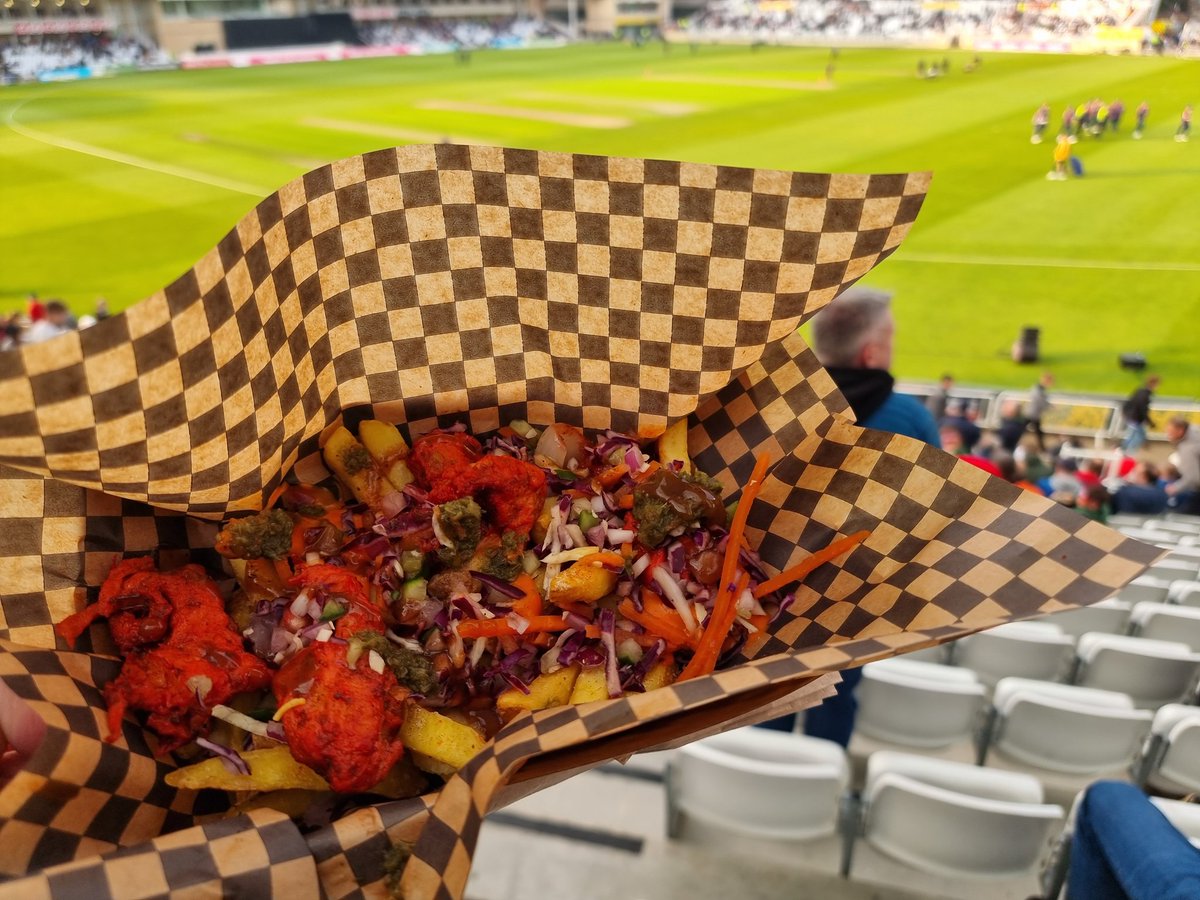 @CricketNosh First time trying Vegetarian Rasoi, Indian street food (vegetarian/ vegan) @TrentBridge 

Loaded masala fries with soy tandoori bites, nacho sauce, green chutney, tamarind chutney, schezwan chilli and slaw. Gorgeous flavours & freshness.

A bit pricey at £12
9/10