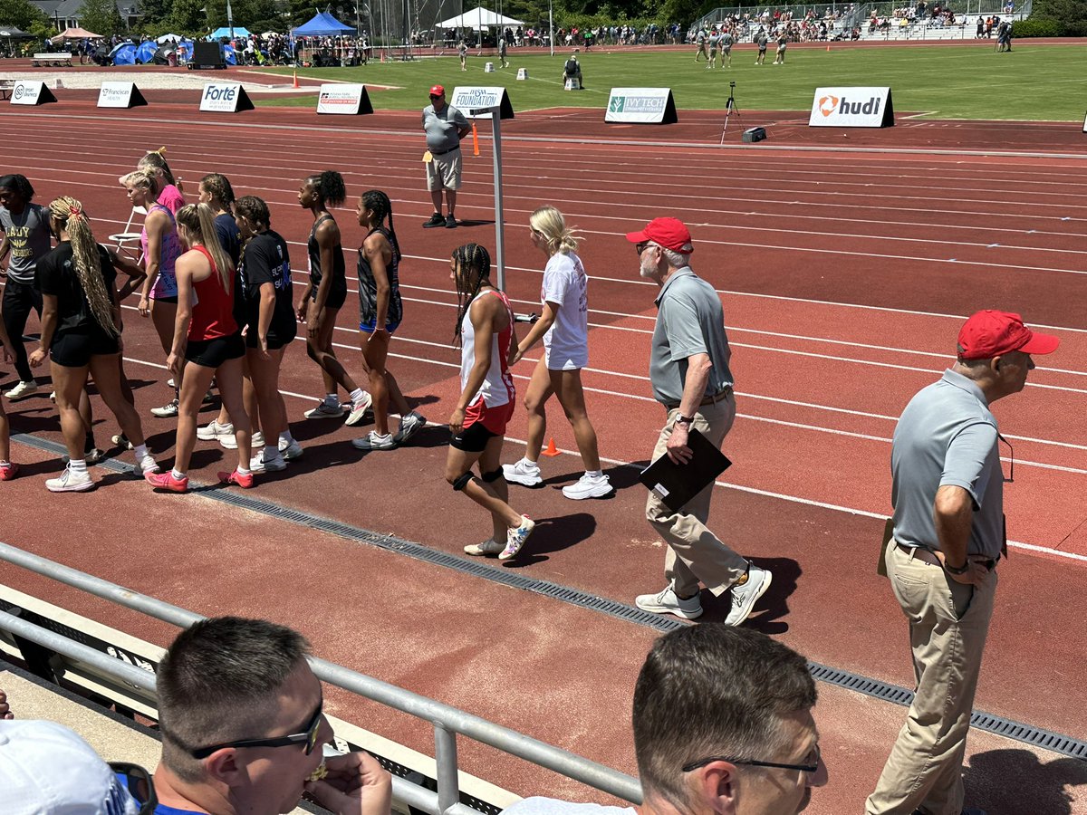 ericbowlen's tweet photo. @AwesomeArties Emily Fluke getting ready for the State Long Jump Competition. Good Luck Emily! @JaySeib @BellCatMHS @ArtesianNation @MSDMartinsville https://t.co/dqnpKCJnvV