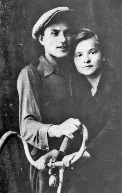 AnitaSchelde's tweet photo. 31 V 1946 na rozkaz Śp.kpt. Mariana Gołębiewskiego ps."Ster" (na zdj. nr1)...Śp.chor.Jan Leonowicz ps."Burta" (na zdj. nr.2)...zlikwidował komunistyczną kanalię i zdrajcę,tatusia UB-eckiego ścierwa płk.Adama Umera...Wincentego Umera. Wieczna Chwała Bohaterom ! #WyklętaPamieć https://t.co/uLacZY4YoS