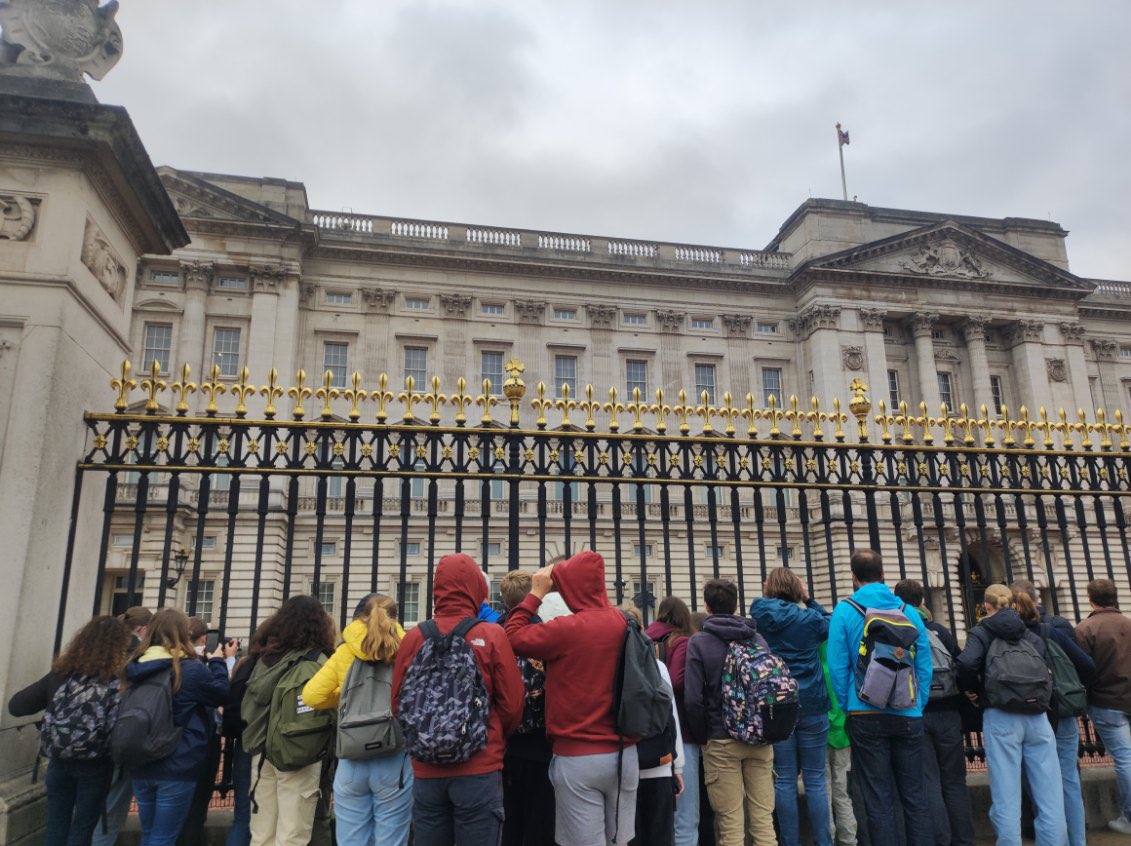 Le séjour des élèves de 4ème se poursuit à Londres avec la relève de la garde à Buckingham, le British Museum et Camden Market
#CloudyLondon