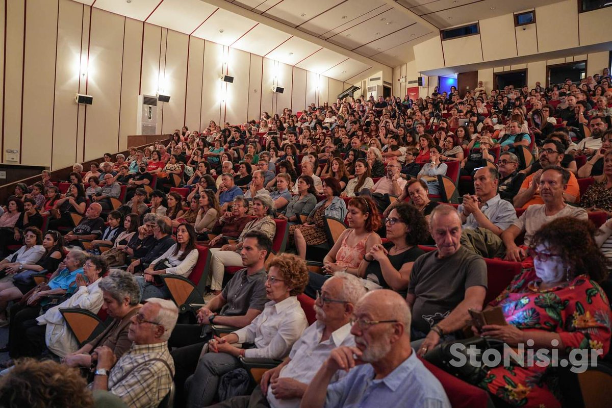 Απόψε το βράδυ η Μαρία #Καρυστιανού και Παύλος #Ασλανίδης απο το Σύλλογο Συγγενών θυμάτων Τεμπών στο Δημοτικό Θέατρο Μυτιλήνης. Τεράστια η προσέλευση του κόσμου. 
#Τεμπη_Δικαίωση