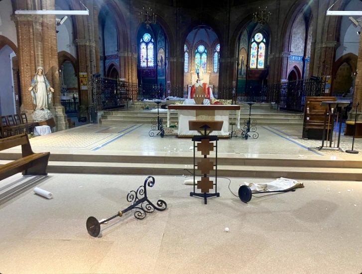 SaintMontjoie's tweet photo. Église de l’Immaculée Conception à Toulouse vandalisée. L’autel est renversé, la tête de la Sainte Vierge recouverte avec un drap. L’acharnement contre les symboles catholiques continue tranquillement en république française. https://t.co/tIFxnAsjnl