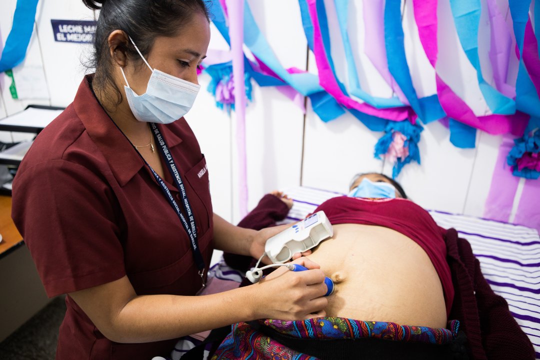 🧡 Mujeres empoderadas = familias y comunidades prósperas. La nueva resolución de la #WHA77 nos recuerda la importancia de priorizar la salud y los derechos de las mujeres para lograr cero muertes maternas evitables. 🔗 Conoce más: unf.pa/4aIyYV9