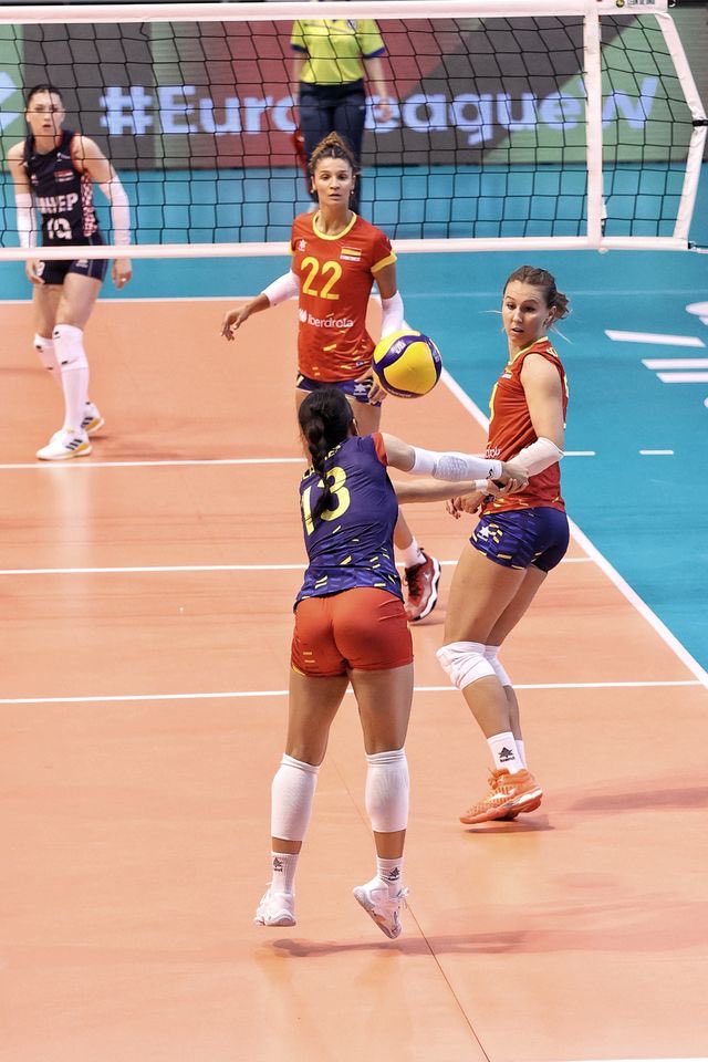 #EuroLeagueW | 💪🏽💥 Uno más y Las Leonas del Vóley se llevarían el primer triunfo del fin de semana en territorio asturiano 🤩 

¡¡ A POR TODAS !!

🇪🇸2️⃣ (26,16,25)
🇭🇷1️⃣ (17,25,20) 

#VamosLeonas