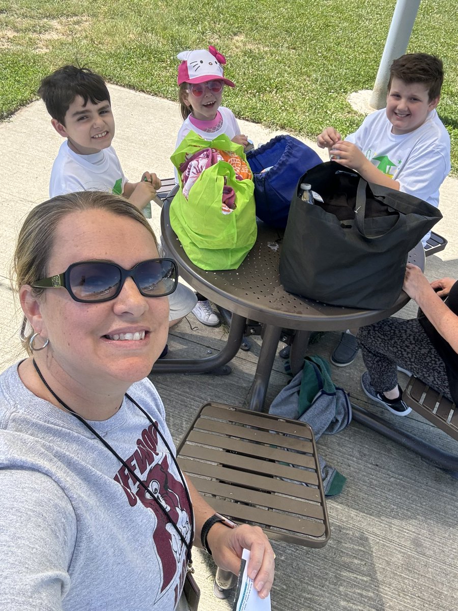 KelliWerner's tweet photo. Rm19 3rd Grade students had a great time at their annual picnic!! Beautiful day ☀️💛👍🏻 #cliffwoodproud https://t.co/Y4fw7HY2gy