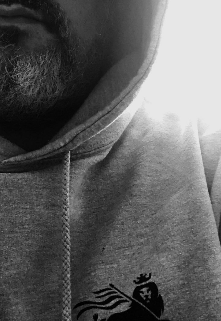 moz_dub's tweet photo. On vit dans un pays où même les personnes aux pathologies lourdes et parfois sans issues ne peuvent pas se voir administrer du cannabis thérapeutique.
Vous comprenez, les bénéfices vs les risques, patati patata…

On vient de faire un bon en arrière ! Je suis tellement dégouté.
Le cannabis rend dingue les personnes qui n’en consomment pas.

Ce pays me rend triste.

Bonne nuit à toutes et tous 💚