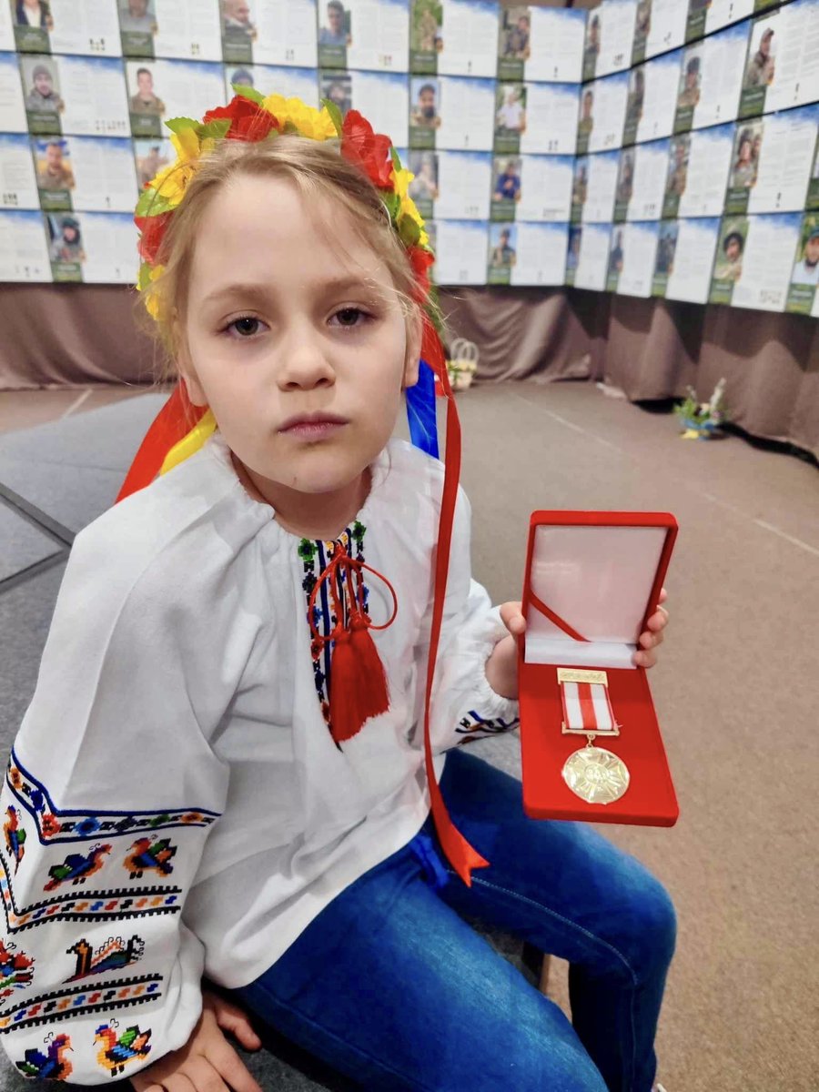 Дачка беларускага Героя Васіля Парфянкова, які аддаў сваё жыццё ва Ўкраіне за нашу з вамі свабоду, атрымала яго ўзнагароду ад Рады Беларускай Народнай Рэспублікі - Мэдаль Ордэну Пагоні.
Слава Герою!
#радабнр #belarus