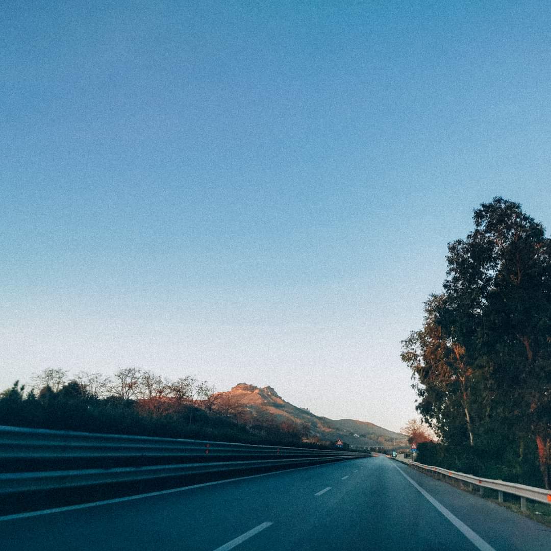 152/366_2024
🧩 Frame della mia vita, 'capitolo 340'.
#samueledidiorandazzo #SDDR #Sicilia #Sicily #Italia #italy #may #strada #street #road #streetphotography #photography #photo #foto #travel #nature #colors #panorama #drive #wheels #sunrise #sunset #silence #sky #viaggiare