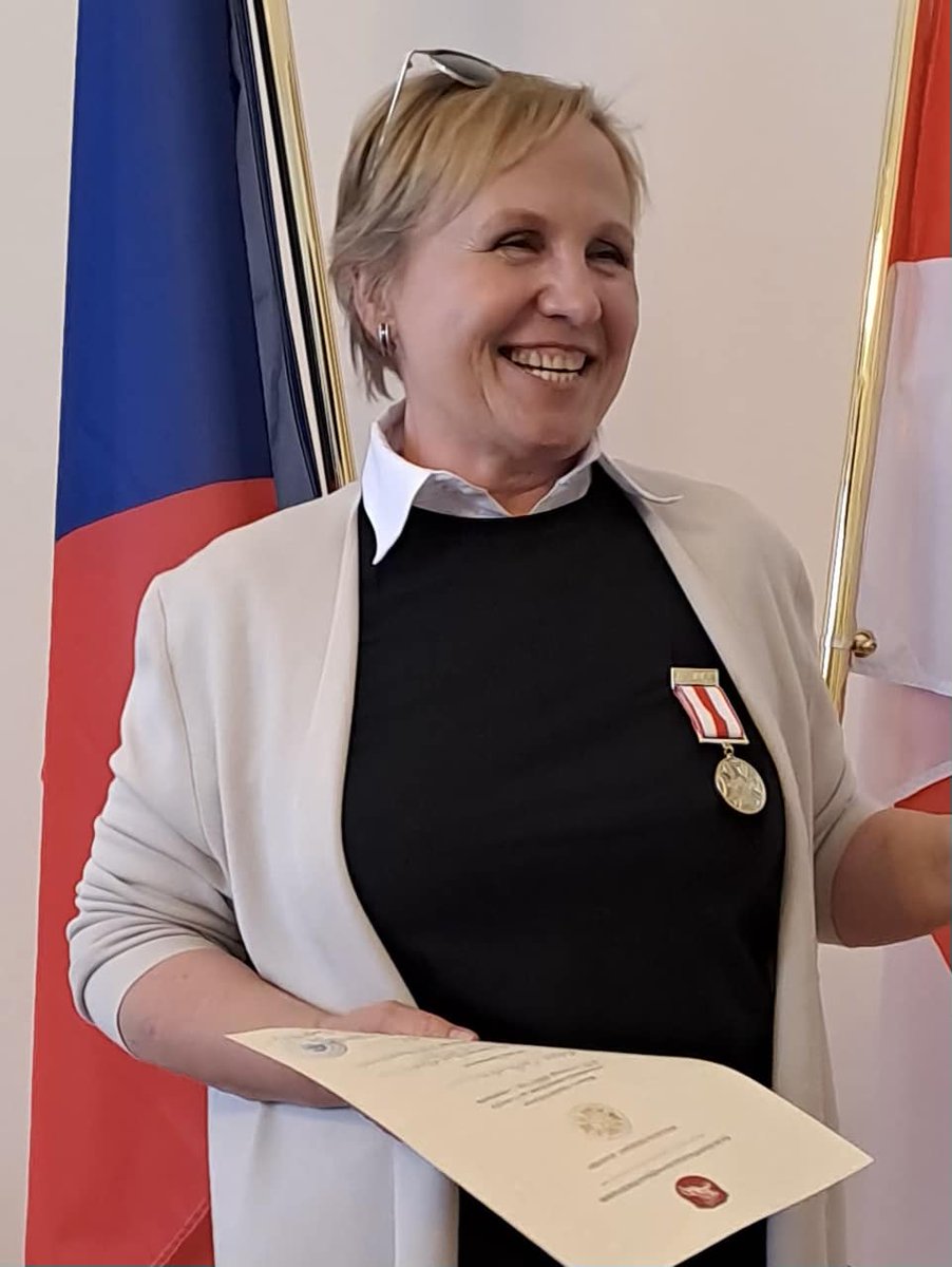 Мэдаль Ордэну Пагоні ўручаная актывістцы моладзевага нацыянальна-дэмакратычнага руху пачатку 1980-х, журналістцы Радыё Свабода Алене Радкевіч. Віншуем, шаноўная Alena, і жадаем добрага здароўя і посьпехаў у прафэсійнай дзейнасьці!
#радабнр #belarus