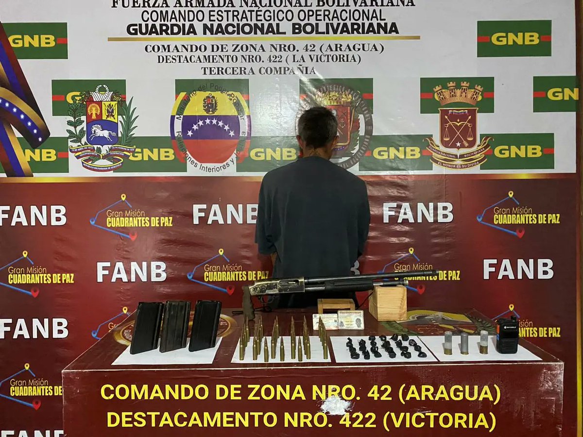 GnbGaranteDePaz's tweet photo. La FANB en el estado Aragua, capturó a un ciudadano alias El Zorro, integrante del GEDO Carranga, a quien se le incautó 01 escopeta, 42 cartuchos de diferentes calibres sin percutir, 03 cargadores de fusil, 01 radio y 22 envoltorios de marihuana, con un peso de 24grs. A/O del MP https://t.co/ec2Ko2GjPA