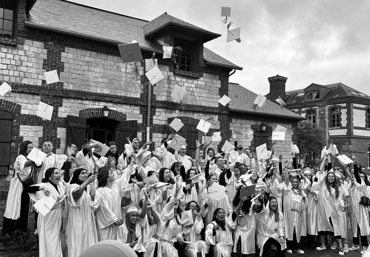 🎓✨ Fiers de célébrer la remise des diplômes d’État infirmier à l'IFSI du Rouvray ! Bravo à tous les diplômés pour leur persévérance et leur passion. 

#GraduationDay #Infirmier #IFSI #Rouvray #NouveauxDéfis #Santé