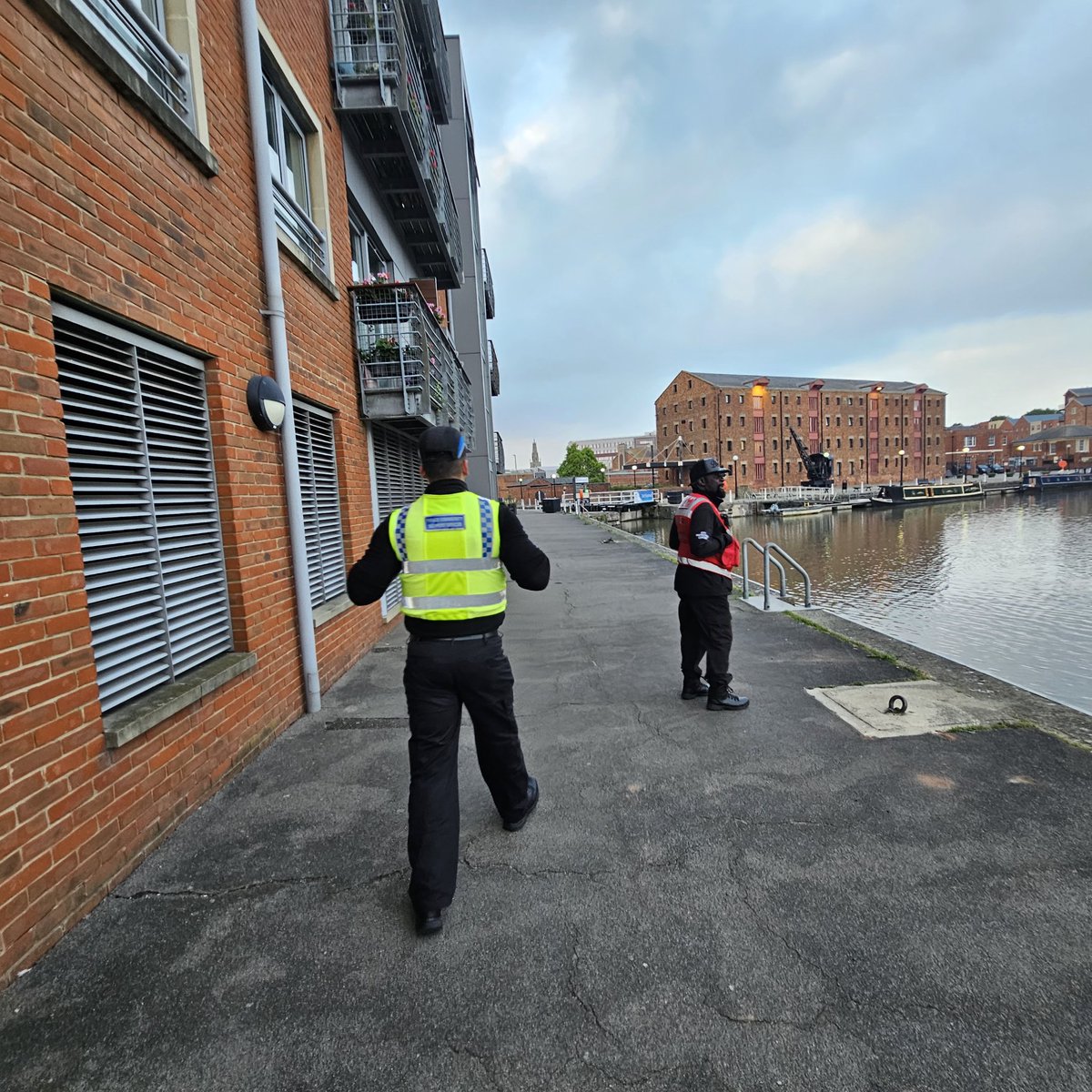 GLOSBIDCPO's tweet photo. @GLOSBIDCPO team out conducting Hi-Visible foot patrols with #PCSOKarkardi visits to lots of hotspot areas.
#VisableInTheCommunity
#PublicEngagement
#HereToHelp
@GlosCitySafe
@Glos_OPCC
@GloucesterBID
@GlosCityPolice
@GloucesterCity
@EliteSecGroup
@GloucesterQuays https://t.co/XVFU8n2Cxz