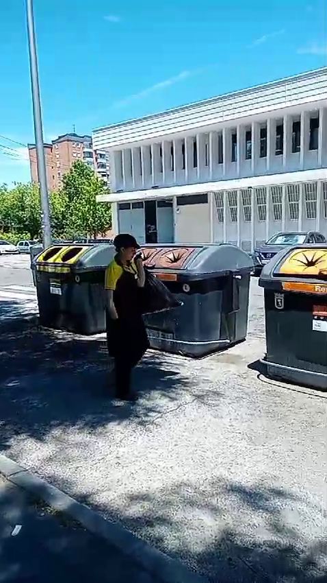 4Canaria's tweet photo. @Ahorramas_com AHORRAMAS AV/· C. de Hinojosa del Duque, S/N MADRID : esta mujer empleada de este supermercado les quite los plasticos o estuches y les heche por encima basura para que nadie pueda comerselo..el nombre de la susodicha no lo conozco solo puedo aportar su foto para que se tomen med https://t.co/oRrasaKq1O