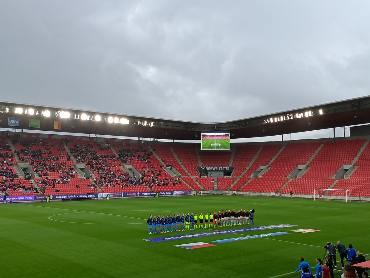 monty025's tweet image. ČR - Belgie 1:2 (0:2). Dvouminutovka hrůzy nás stála celý zápas. 😞 Škoda, že holky nehrály od začátku jako posledních 25 minut a že ten kontaktní gól nepřišel dřív. Velkou kaňkou je navíc zranění Kláry Cahynové, které nevypadalo vůbec dobře. 😔 #CZEBEL #WEURO2025 #holkytaky