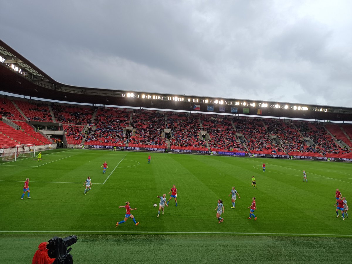 monty025's tweet image. ČR - Belgie 1:2 (0:2). Dvouminutovka hrůzy nás stála celý zápas. 😞 Škoda, že holky nehrály od začátku jako posledních 25 minut a že ten kontaktní gól nepřišel dřív. Velkou kaňkou je navíc zranění Kláry Cahynové, které nevypadalo vůbec dobře. 😔 #CZEBEL #WEURO2025 #holkytaky