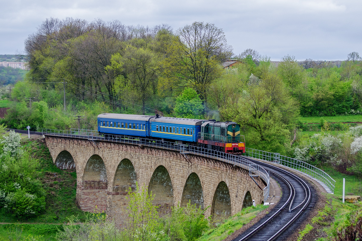CheminsdeFerTC's tweet photo. Une belle  =>#ChME3 tracte un convoi léger dans l'oblast de Ternopil en traversant le #pontdePlebanivka non loin de Terebovlia en =>#Ukraine.
Auteur inconnu, source : https://t.co/aZQ3qVYCuF https://t.co/NJJRimiToq