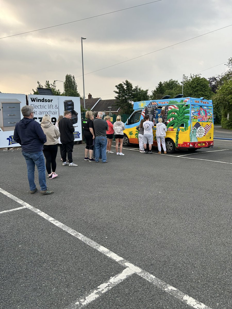 evmoregirl's tweet photo. Mr Tee at Ketley @telfordlive
#mrtee
#fridaynight
#weekendtreat
Ralphy had a little one too xx https://t.co/mfaXXrRuEL