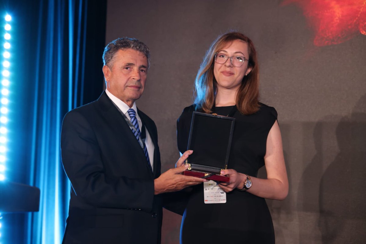 Juria e Albanian ICT Awards akordoi mirënjohje për Rrezarta Thaqi, për aftësi të dalluara dhe kontribut të veçantë në rritjen e ndërgjegjësimit dhe përmirësimit të sigurisë kibernetike në një epokë dixhitale.