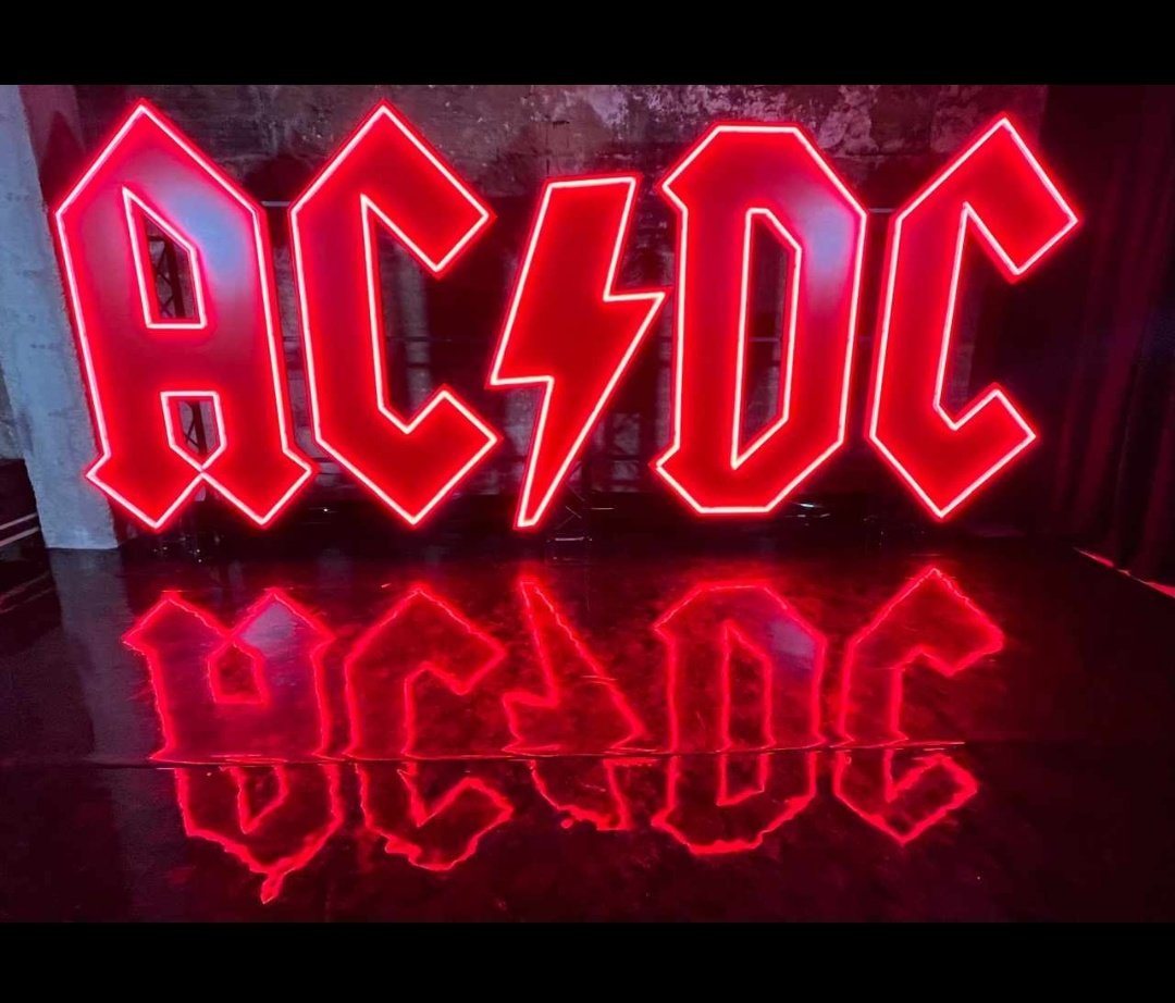 gaztazaar's tweet photo. @Nuska_2021 Ojalá a mí lado...😜 
Toca finde de...🎸🤟 https://t.co/NSLGy4yzqW