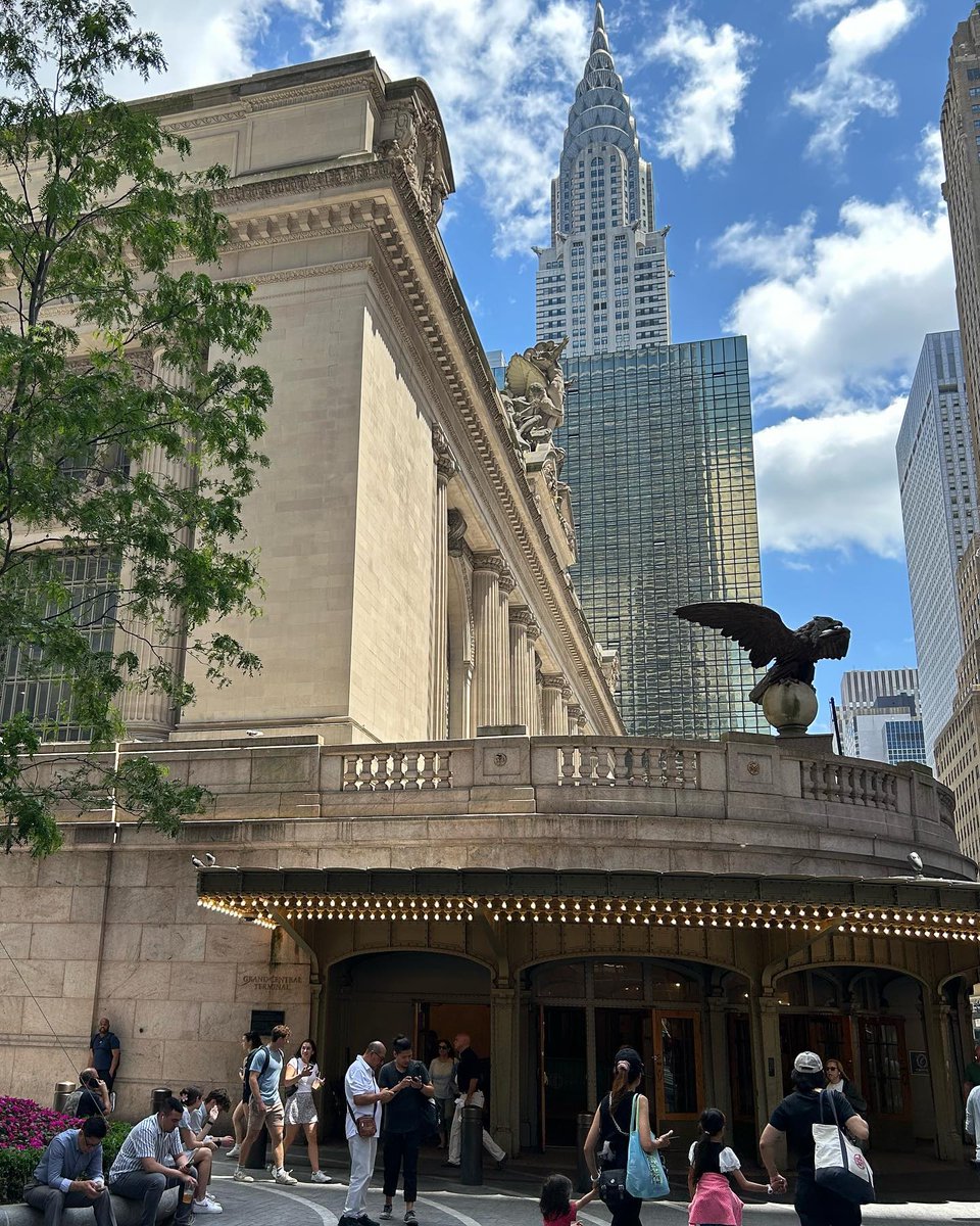Summer Fridays are back! 🙌 Who’s excited? 👀 #grandcentral #nyc #summerfridays
