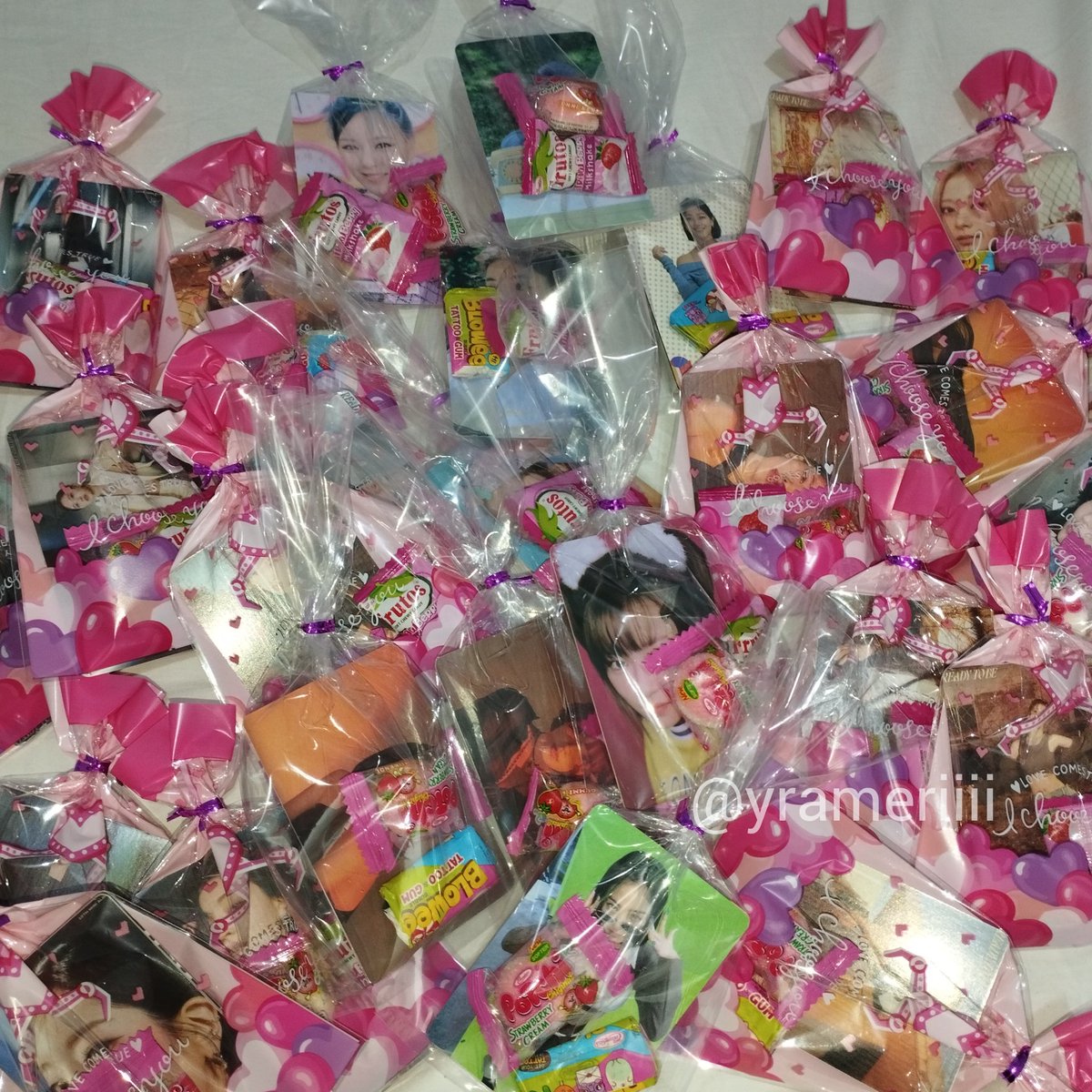 yrameriiii's tweet photo. TWICE X OISHI SNACKTACULAR FANMEET FREEBIES!!!

I'll be giving away Twice Loot Bags (⁠✿⁠^⁠‿⁠^⁠)

✧⁠mbf, like &amp; rt
✧⁠strictly 1:1 (but u can choose ur bias)
✧time and location tba
✧⁠open for trade!! for trades pls dm me hehe!

#TwicexOishiSnacktacularFanMeet https://t.co/3f4bLn27FN