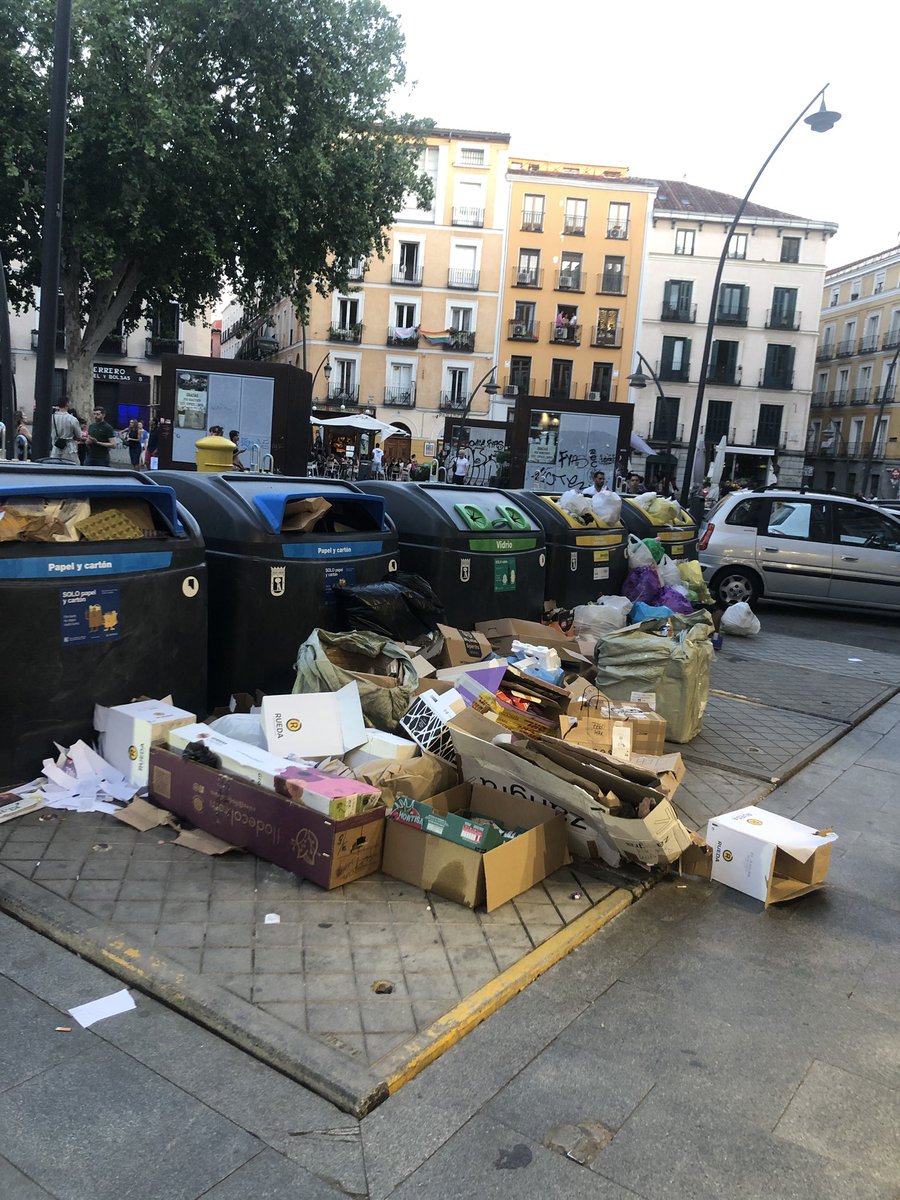 El Ayto @madrid ha decidido asociar los contenedores de reciclaje de @ecovidrio y @ecoembes con la mierda pura. Esto no es reciclaje ni es sostenible ni, a la puerta de casa, saludable. 8 años protestando y cada vez peor. Un auténtico vertedero en Tirso Molina .YA ESTÁ BIEN