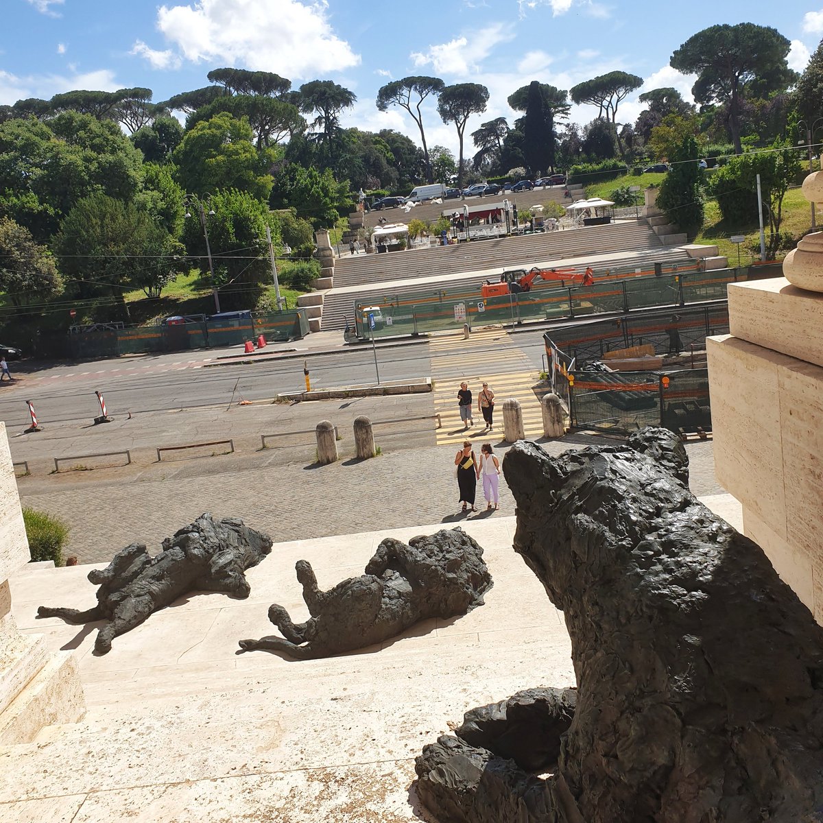 Hvor er Davide Rivaltas henslængte, livagtige løver på trapperne op til nationalgalleriet for moderne kunst i Rom helt ualmindeligt skønne.