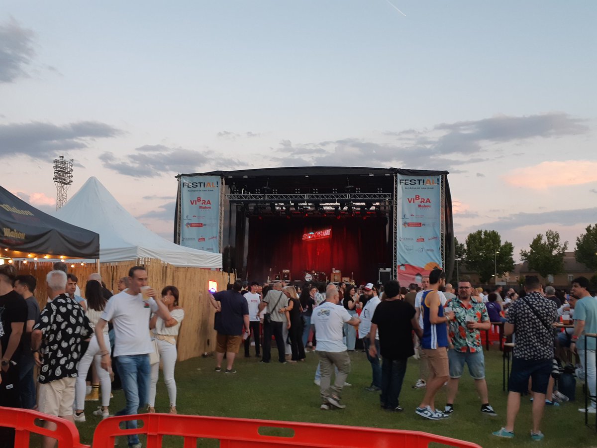 Te recorres Europa viendo conciertos y por fin hacen un festival en tu pueblo. Gracias <a href="/Festial_/">festial_lamancha</a>