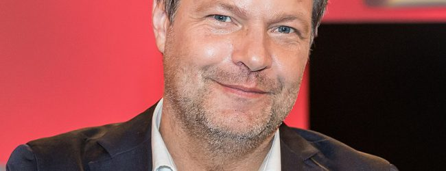 DirtyHarry_tv's tweet photo. Alles nur ein „Test“: Ist Habecks Heizungs-Eingeständnis nur Irreführung?

Bei einem Bürgerdialog am Samstag in Berlin wartete Bundeswirtschaftsminister Habeck mit einem geradezu abenteuerlichen Eingeständnis auf: das von ihm zu verantwortende Heizungsgesetz, das Millionen deutscher Immobilienbesitzer in den nächsten Jahren zum Einbau von Wärmepumpen zwingt, sei nur ein „Test“ gewesen.

Wörtlich sagte der grüne Minister: „Die Debatte um das Gebäudeenergiegesetz, also wie heizen wir in Zukunft, war ja ehrlicherweise auch ein Test, wie weit die Gesellschaft bereit ist, Klimaschutz – wenn er konkret wird – zu tragen“, sagte er. „Und ich bin zu weit gegangen.“ Es sei ein „Gegendruck“ entstanden, der so groß gewesen sei, daß er „den gesamten Klimaschutz am Ende von den Füßen geholt hätte“.

Vor allem das Eingeständnis, daß es sich um einen „Test“ gehandelt habe, sorgt nun für Empörung. Die Bevölkerung sei durch die Debatte um das Gesetz „enorm verunsichert“ worden, sagt Helmut Bramann, Hauptgeschäftsführer des Zentralverbands Sanitär Heizung Klima. „Dies alles als Test der Bevölkerung zu bezeichnen, ist schon ein starkes Stück.“

Auch der Hauptgeschäftsführer des Bundesverbandes der Deutschen Heizungsindustrie (BDH), Markus Staudt, kritisiert Habecks Wortwahl. „Ein Test am offenen Herzen ist mit einem hohen Risiko verbunden und damit keine empfehlenswerte Strategie für politisches Handeln, wie die aktuelle Marktentwicklung zeigt“, sagte er.

Allerdings: von Konsequenzen oder Korrekturen ist bislang keine Rede. Nach wie vor steht das umstrittene „Gebäudeenergiegesetz“ (GEG) im Raum. Auch vom Ziel, beim Heizen grundsätzlich auf Gas zu verzichten und die Heizungsinfrastruktur auf „nachhaltige“ Energieträger umzustellen, rückt Habecks Ministerium nicht erkennbar ab. Der klimaschutz- und energiepolitische Sprecher der Unionsfraktion im Bundestag, Andreas Jung, merkt denn auch an: „Was der Bundeswirtschaftsminister verharmlosend als ‚Test‘ bezeichnet, ist ein Murks-Gesetz der Ampel, das weiterhin gilt!“ Wenn Habeck es ernst meine, „muß er sein verkorkstes Heizungsgesetz zurücknehmen“.

Quelle: Zuerst!