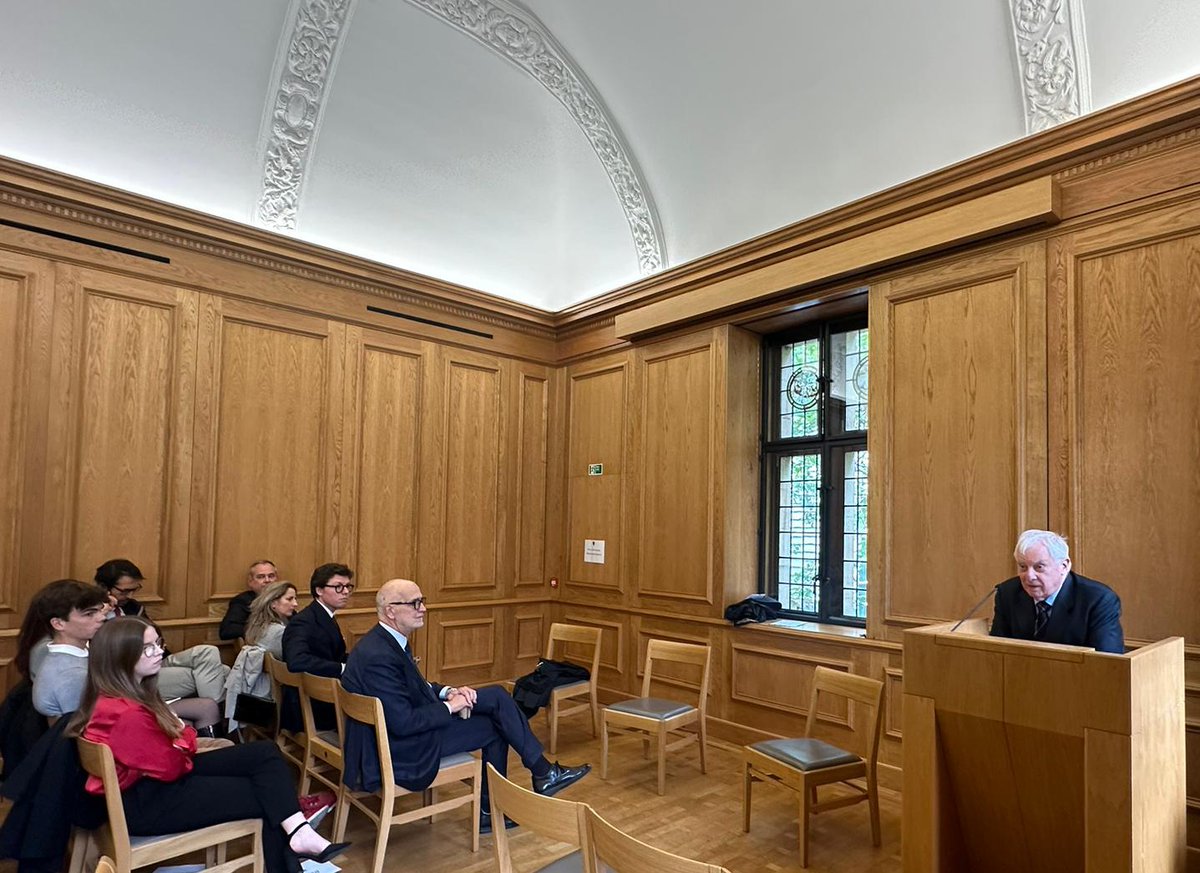 ItalyinUK's tweet photo. Very stimulating debate at @UniofOxford between  Ambassador @InigoLND and the Chancellor Lord Patten on the role of Dialogue in international relations, hosted by the Lincoln College  #LordPatten #Oxford #italiansociety https://t.co/hnJKaDZdAe
