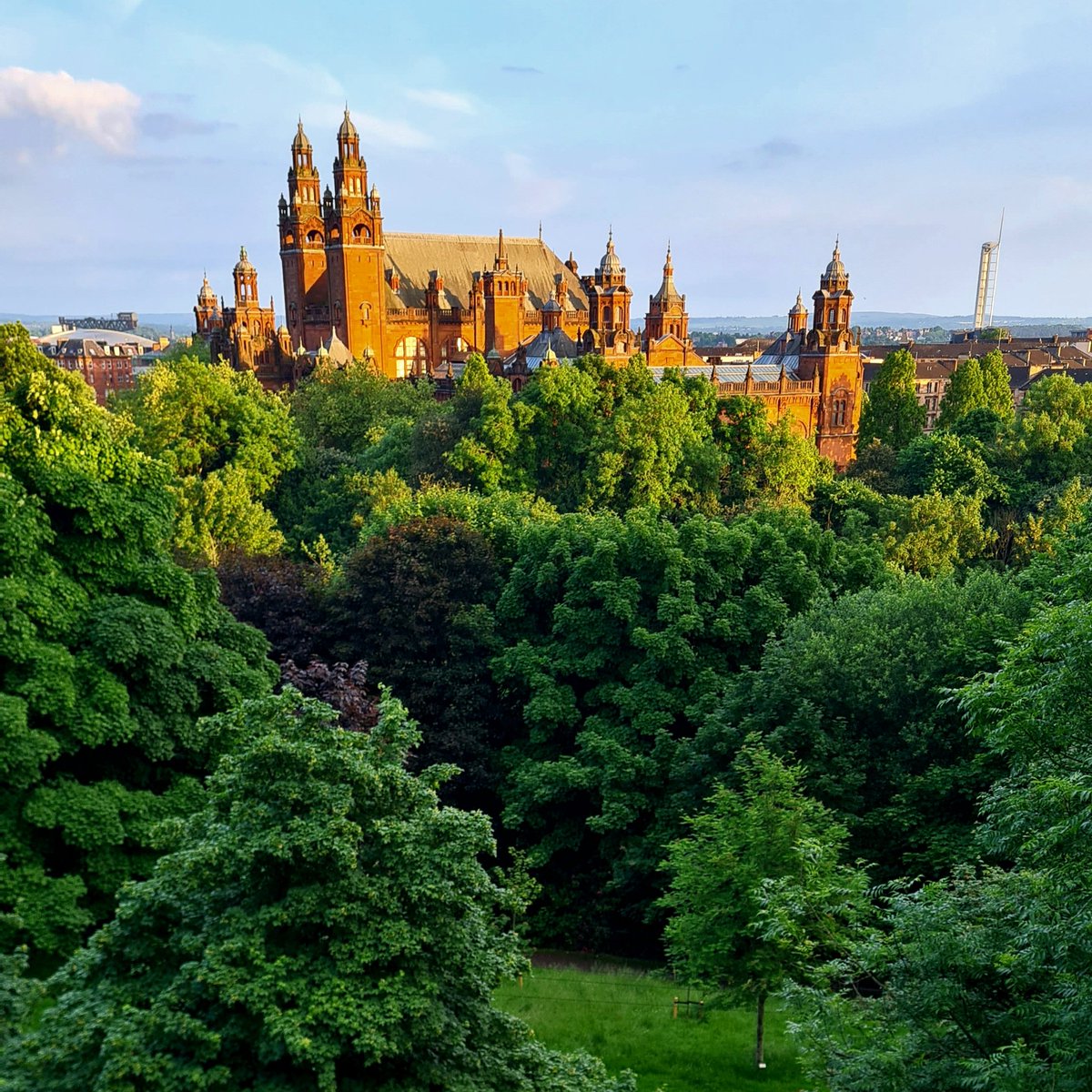 The magnificent Edwardian Baroque Kelvingrove Art Gallery in the West End of Glasgow rising above the greenery of the surrounding park and into the last of this evening's sun. #glasgow #architecture #glasgowbuildings #kelvingrove #kelvingroveartgallery #kelvingrovepark